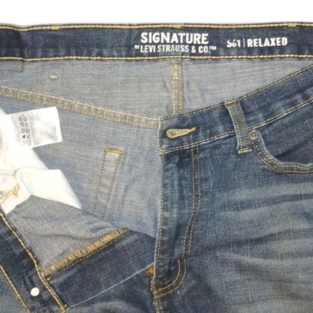 Pre-loved Levi's Signature 561 Relaxed Denim, Size 38/32 - Picture 2 of 3